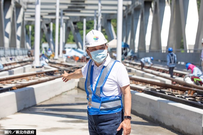 安坑輕軌列車將抵國門 明年底全線通車