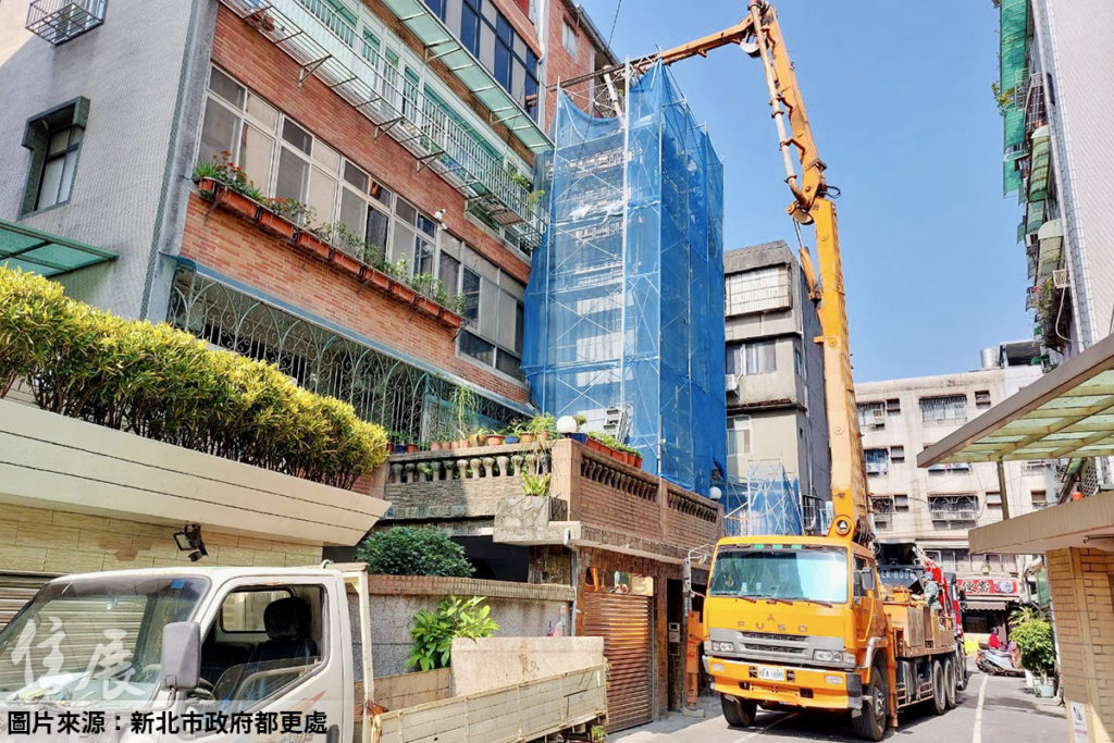 40年老鄰居動員裝電梯 住戶：可搭電梯回家真好