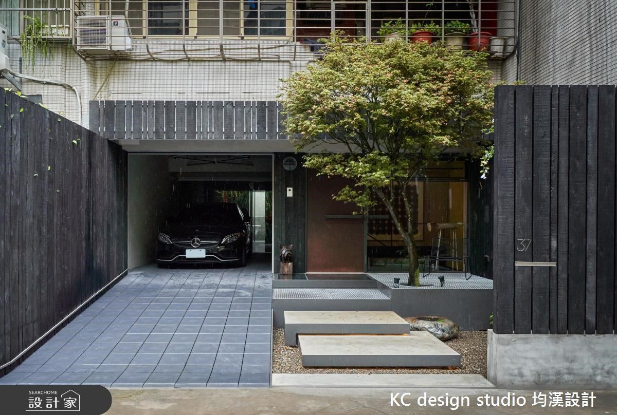 水溝蓋翻新變地下室的採光天窗！一樓 + 地下室 40 年老公寓化身綠意叢生...