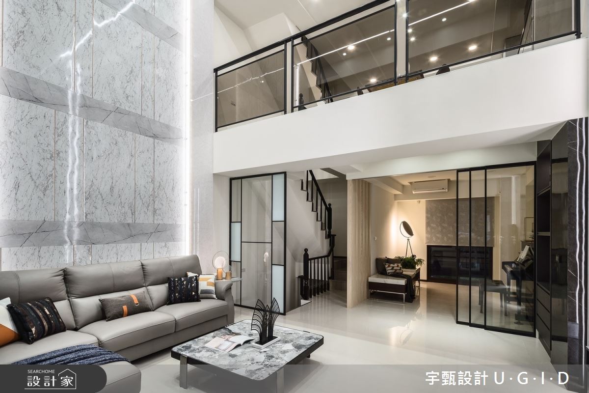 一場日光洗禮！挑高格局、通透隔間與藝術配色，打造流動的現代風透天別墅