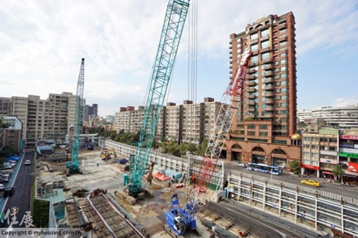 大龍新城又淹水！ 電梯淋到罷工 住戶怒「一邊修、一邊壞」