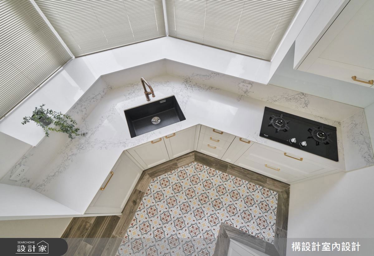 這真的是同一間？20 坪中古屋翻新前後對比：浴室對調變開放式廚房，還有...