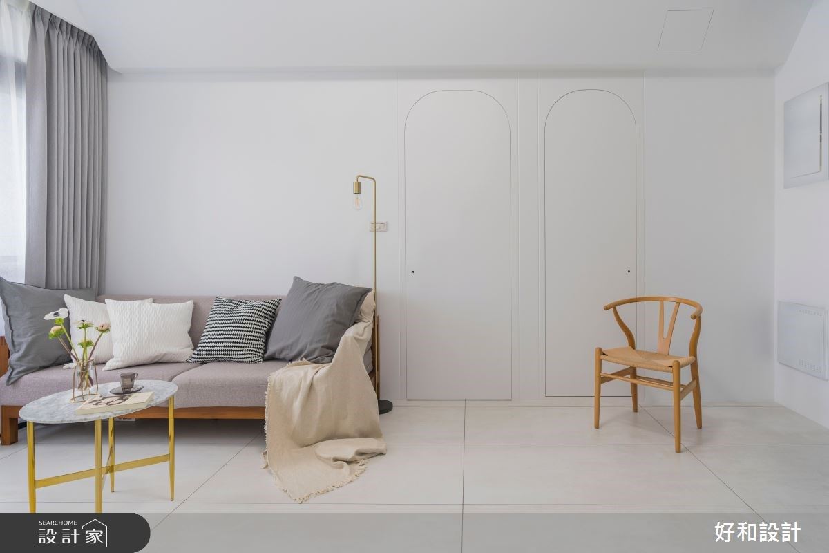 不到 20 坪也能有 4 房！拱門、大書牆勾勒老師們的純白系小宅
