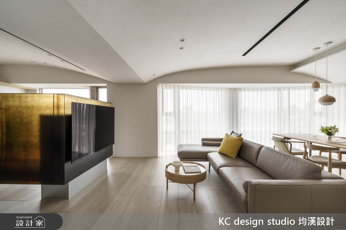 適度距離讓生活更舒心，染色壓克力屏風佐以河邊風光，兩人世界自此隔而不斷