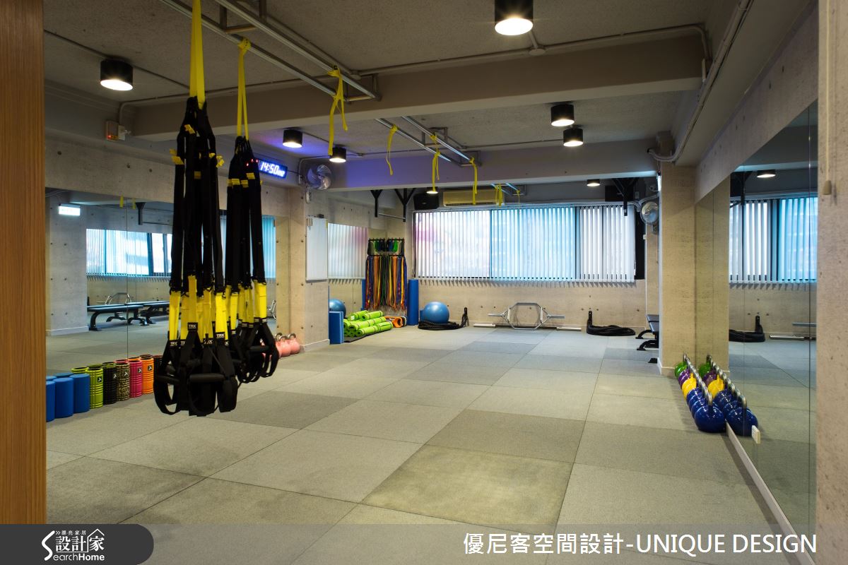 揮汗吧，上班族！暗藏都市鬧區的工業風小巧健身房