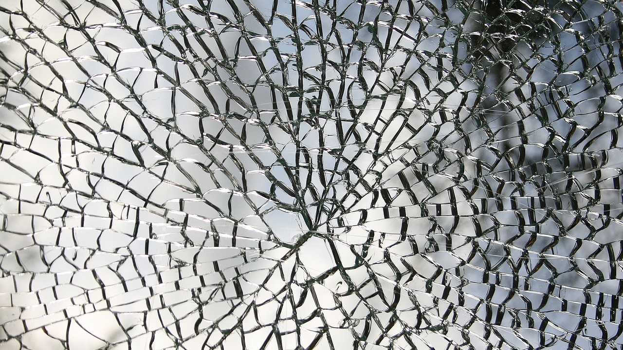 新成屋衛浴玻璃突自爆 建商稱「過保自己修」 內行曝原因：換了安全