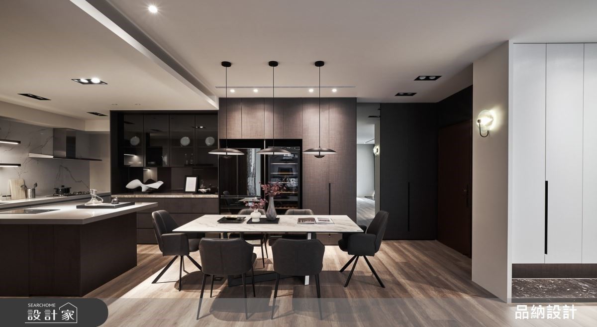 步入細膩石紋的神秘意境！深木色陪伴下，打造低調卻不失氣度的現代風大宅