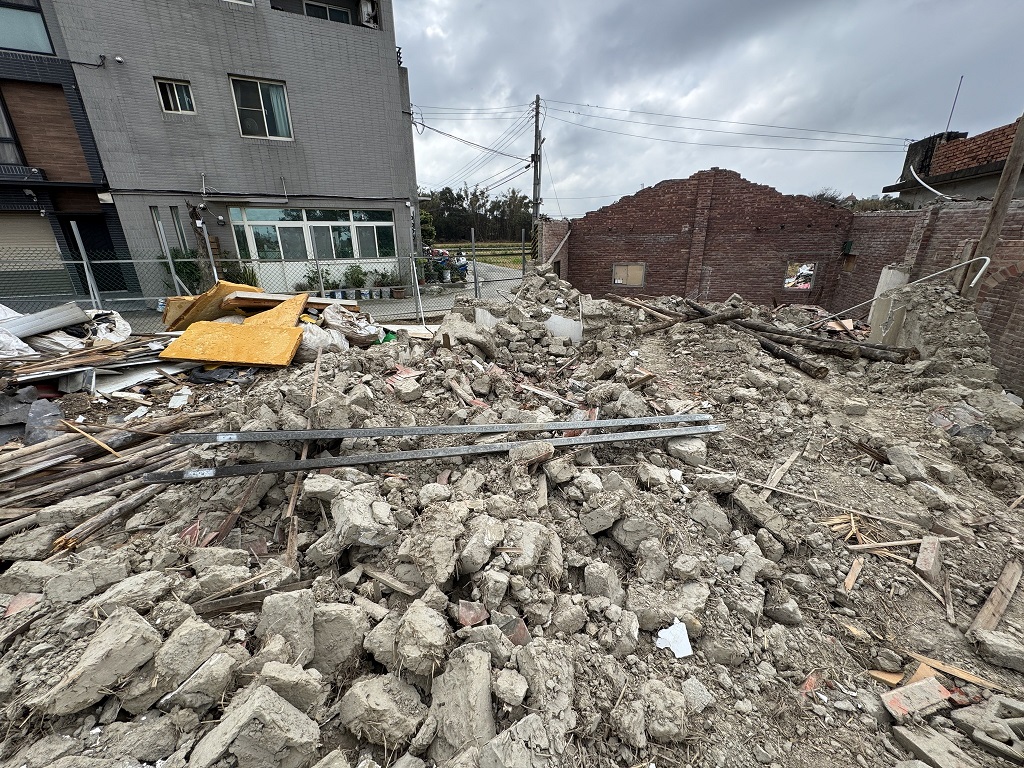 獨／老家遭拆「神主牌也被丟」他心痛 地主喊冤：根本不是他祖先