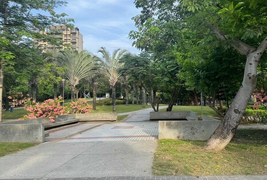 台中退休宅怎麼選？文華高中VS賴厝國小生活機能大比拼