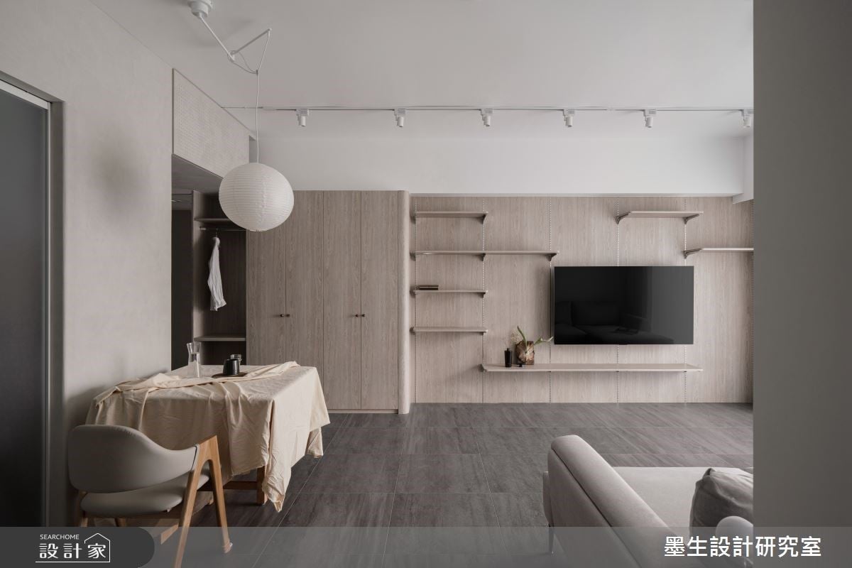 我家有和煦冬日的意象！冷色木質詮釋現代侘寂風，彈性拉門為生活保有餘韻