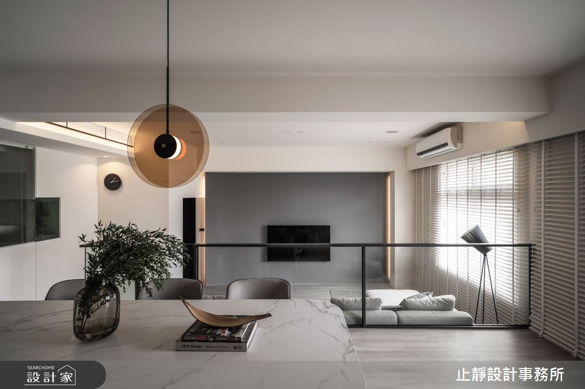 俐落線條與輕淺色調奠定居宅美學，開放式客、餐、廚打造零死角生活