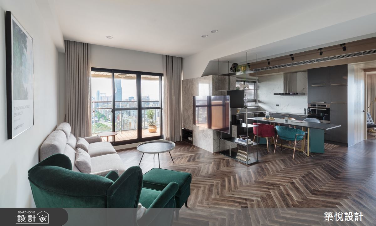 大樑下整合電視牆和機櫃削減存在，串聯公共區給予開放流暢的生活空間