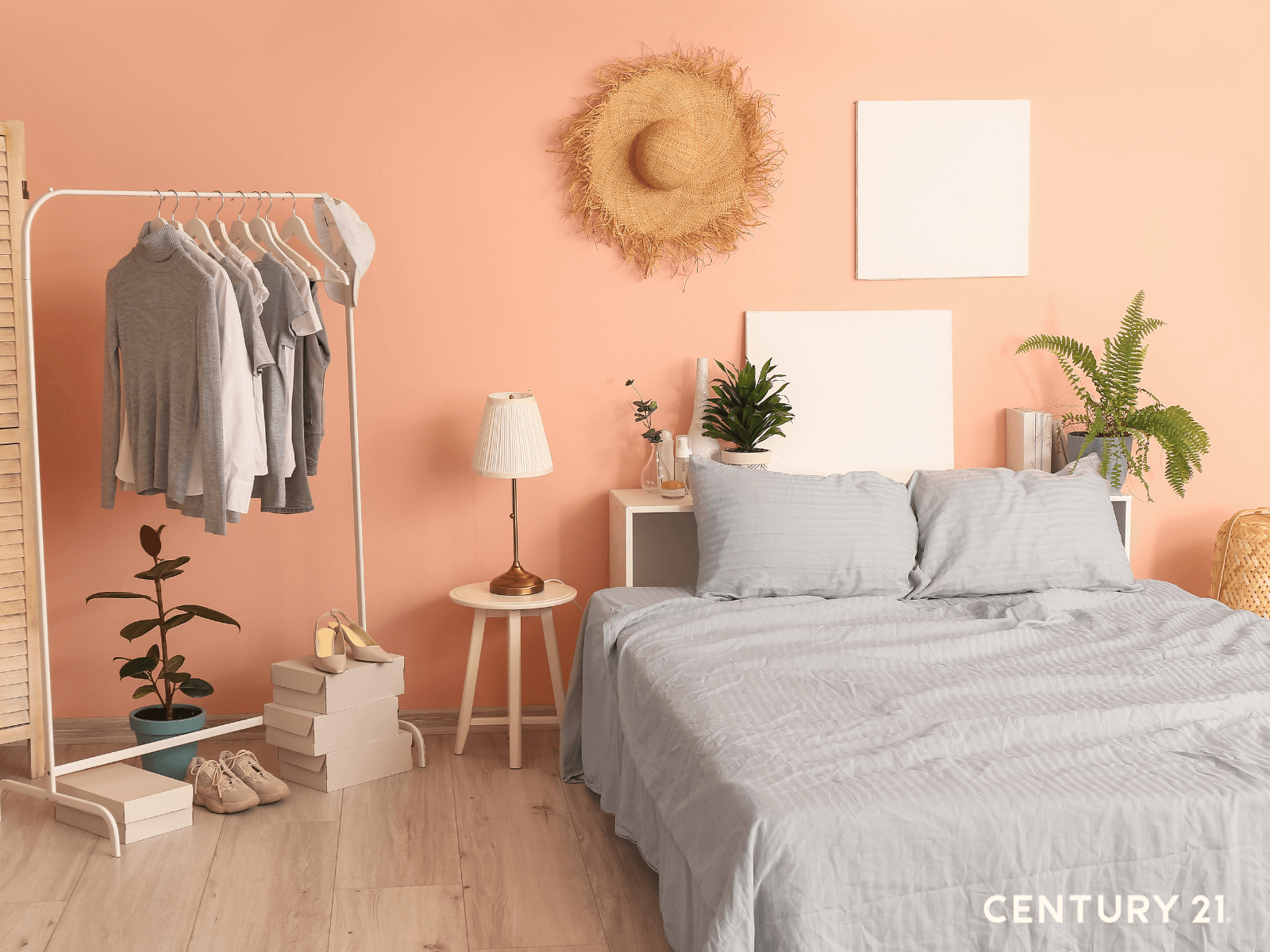 21世紀不動產企劃研究室襄理董家菱補充，「Peach Fuzz 柔和蜜桃（ 色票號碼：13-1023）」與其他色彩相容性極高(圖片來源_21世紀不動產）