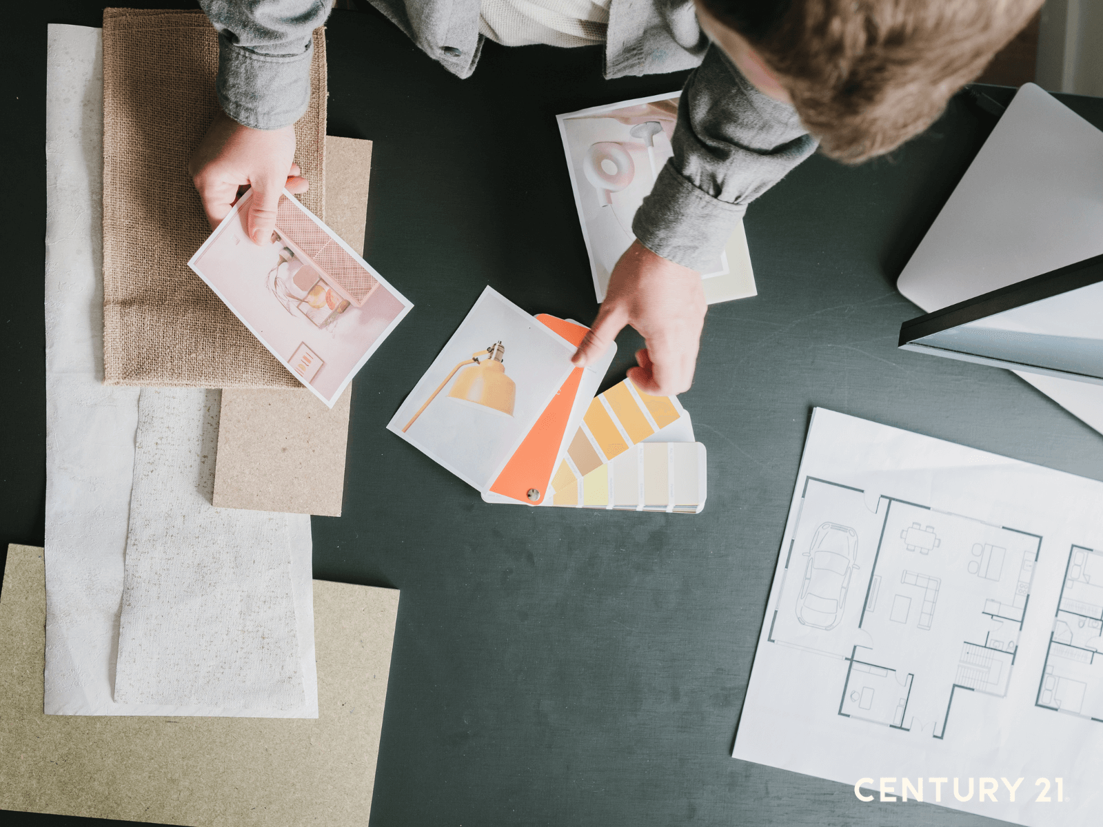 21世紀不動產表示，注入Peach Fuzz色系能讓家居空間更具放鬆感，喚起對家庭、友誼和幸福感的深思。(圖片來源_21世紀不動產）.png