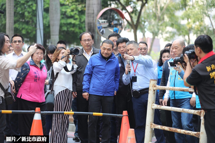 侯友宜視察中和 建樂齡公園、人行道工期