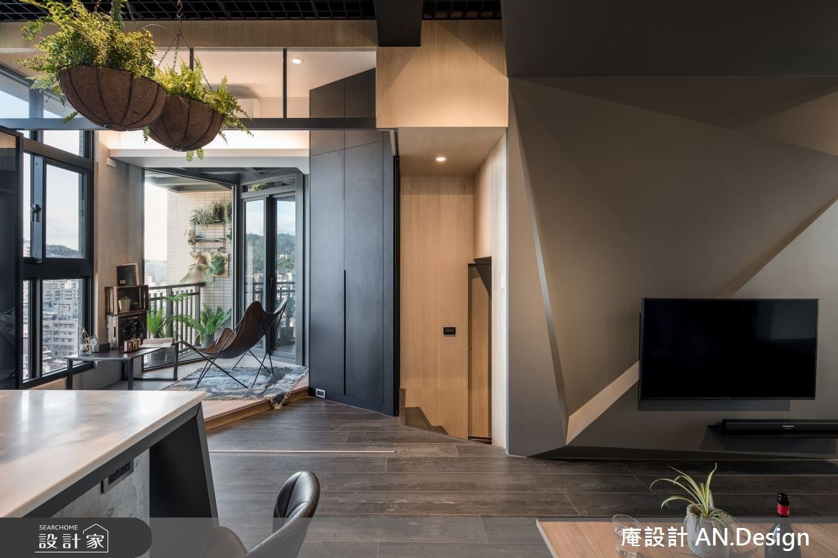 工業風中的一抹綠意！中島吧台、室內露台照亮 24 坪雅痞宅