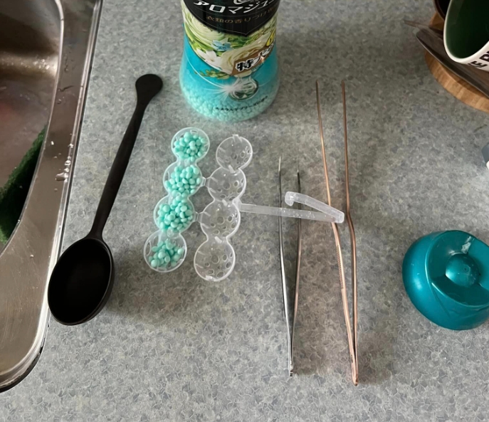 馬桶芳香球沒了！他改用「洗衣神物」上陣 網友怕爆：真勇者