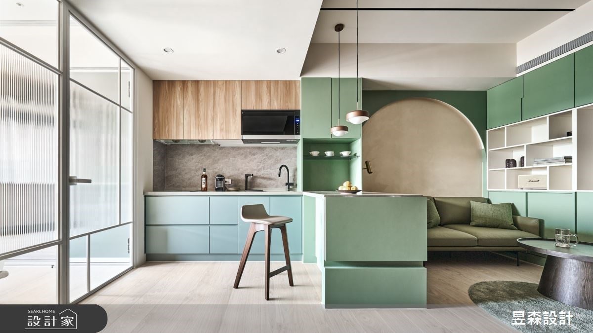 開箱 15 坪零死角美宅！隱形設計蘊藏海量收納，L型中島廚房套上莫蘭迪濾...