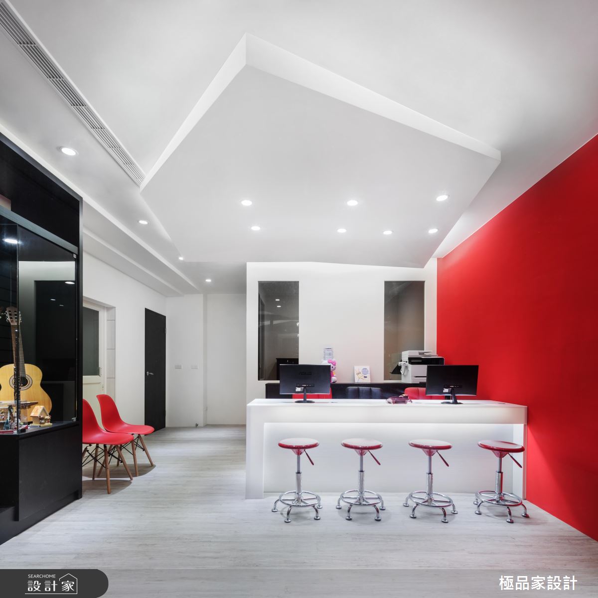 把鋼琴掛在天花上？快來看現代風音樂教室的精彩演出