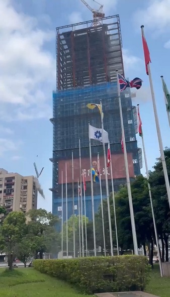 北市工地頂樓「環樑裝飾被震飛」 砸壞鄰房女兒牆  建商回應了