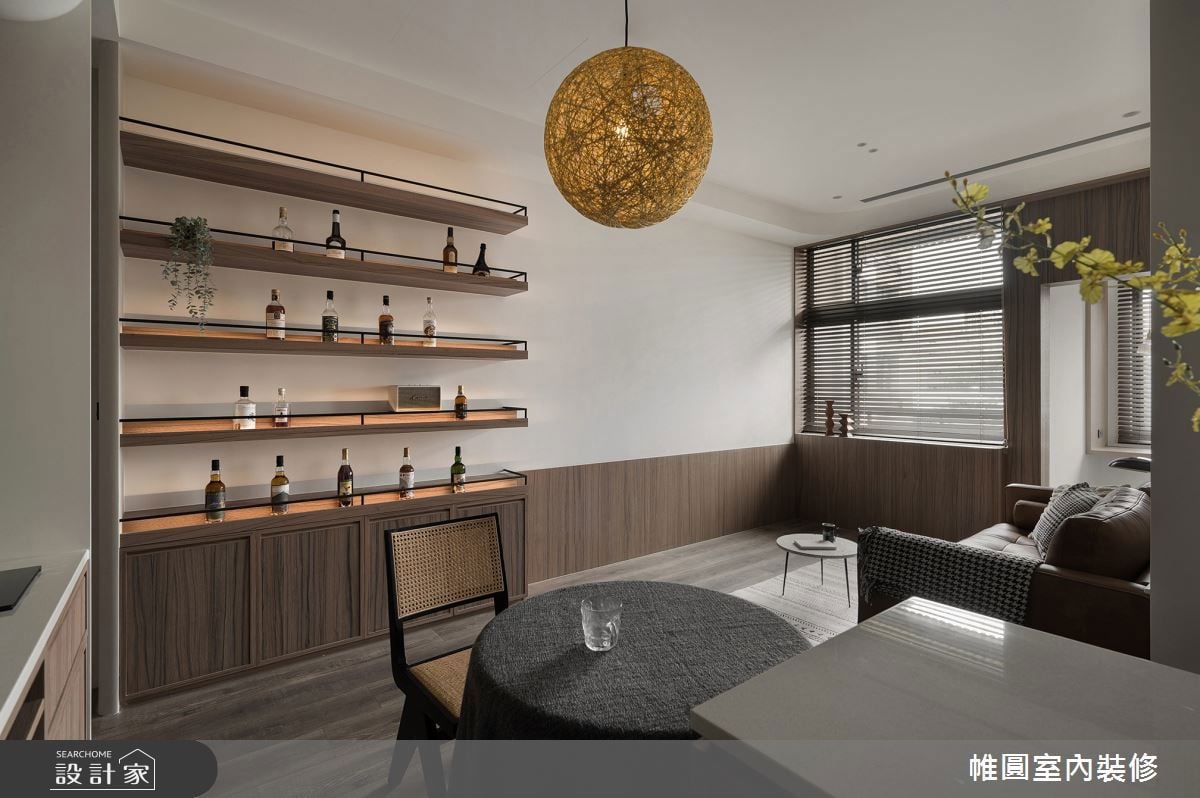 酩藏夫妻的微醺日常！步入沈穩木質與皮革藤編的生活空間，20 坪中古屋以...
