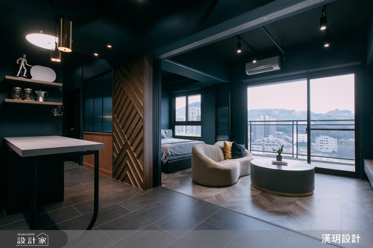 玻璃隔間把工作的紛擾隔絕在外！客廳主臥串連，20 坪小宅直接升級五星