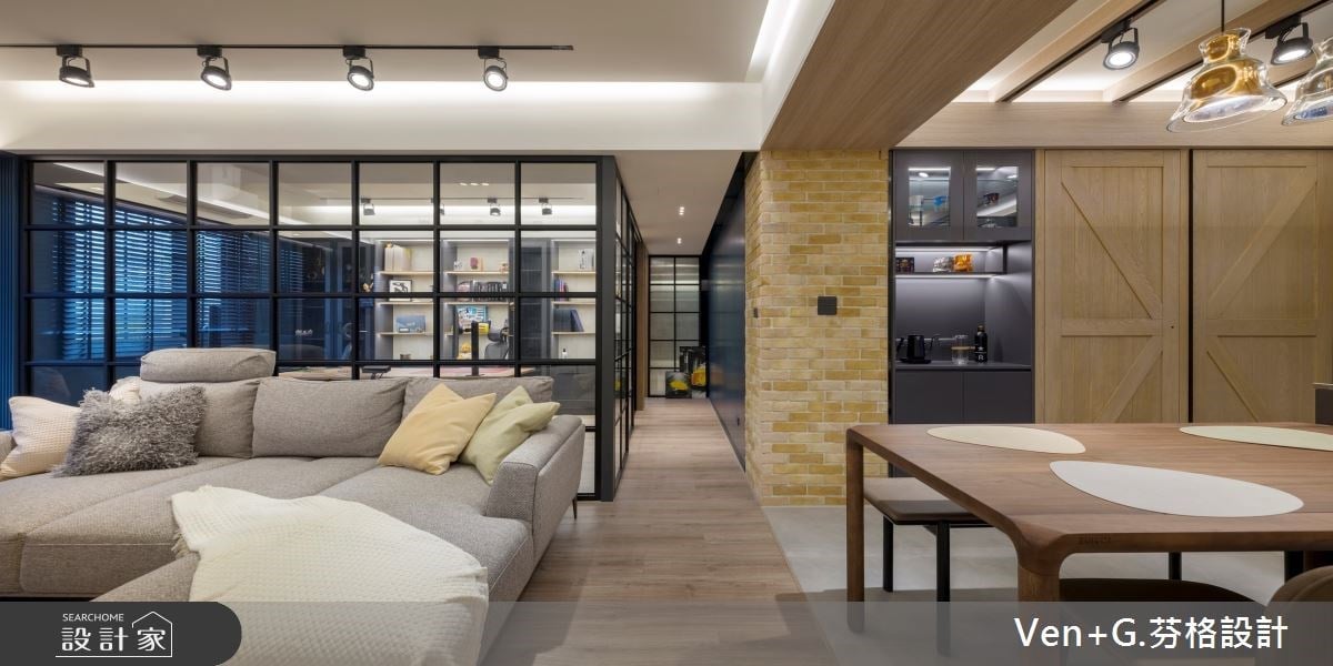 用玻璃拉門造創空間的彈性！37坪老屋翻新後客廳擁抱休憩與工作雙棲生活...