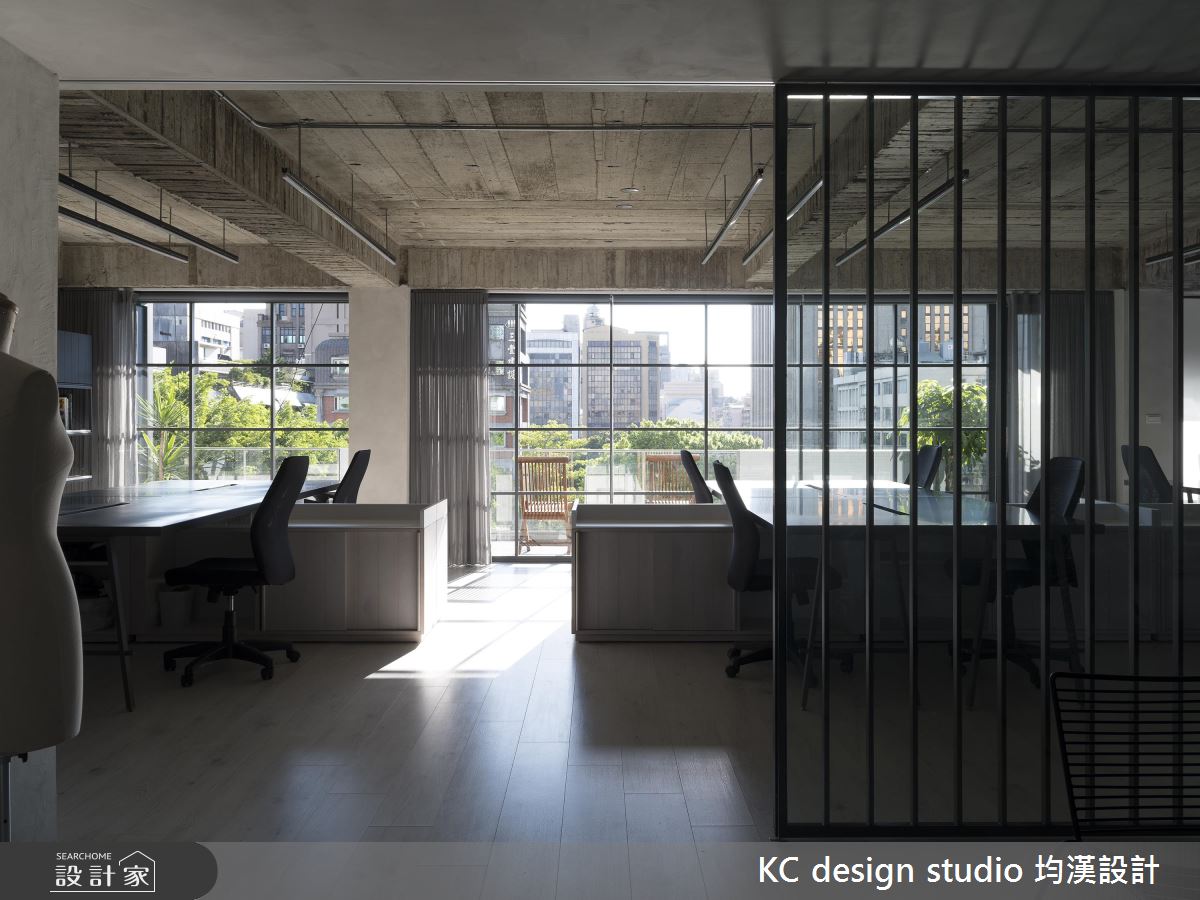 陽光與綠意灌溉 自然材質混搭出老屋重生記