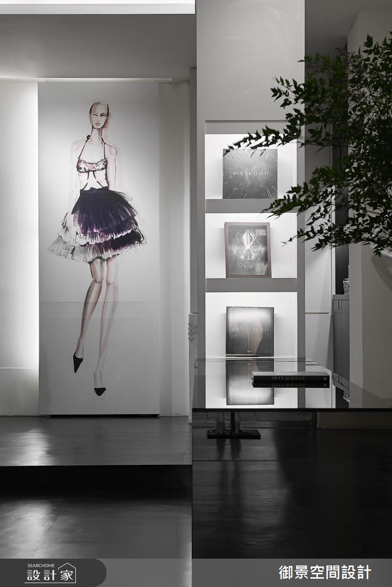 宛如走上時裝伸展台！老屋化身精品展示玻璃櫃