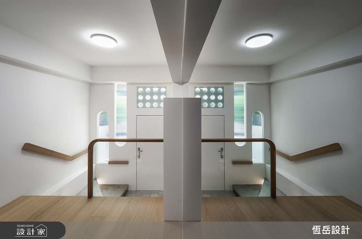 智能設計讓 41 年老宅變好安全！無縫塗料和玻璃翻新老宅外觀，玄關懸浮...