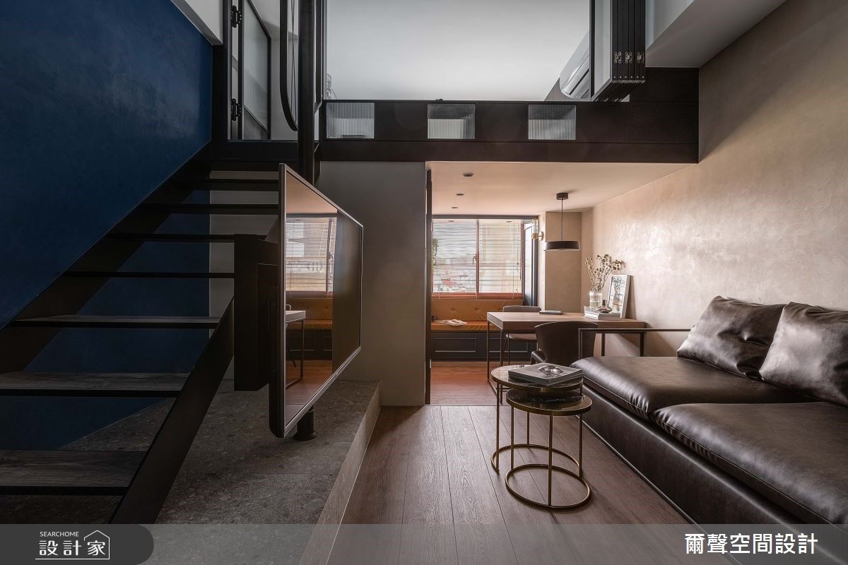 框景設計優雅置入旋轉電視、風格廚房與陽光臥榻！開啟 13 坪工業閣樓裡...