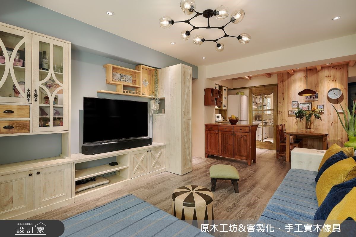 乘載家人情感的老家，舊屋翻新後保有舊家具、明亮採光、玄關和中島，讓...