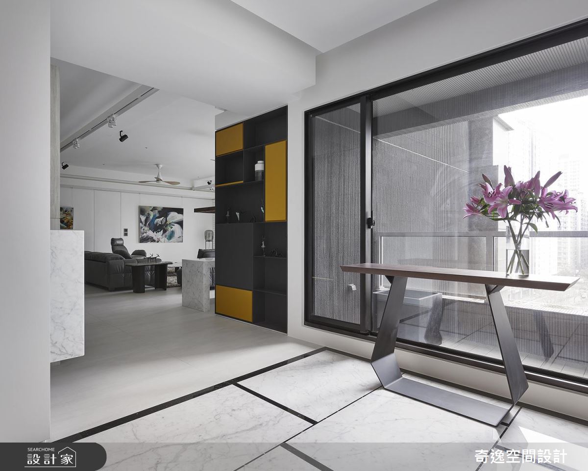 大理石紋搭配木質元素 打造 90 坪大宅低調奢華感 !