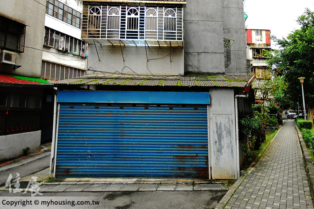 為方便停車蓋違建鐵皮屋 一樣要繳房屋稅！