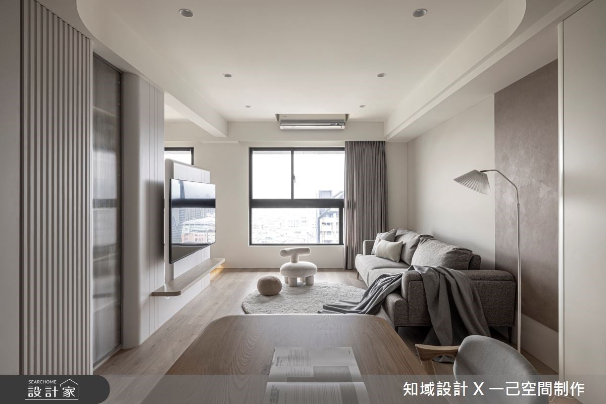 3房改2+1房！17 坪小宅擁抱造型電視半牆＆中島廚房，靜靜陪伴就是設計沒...