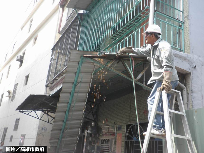 打違建　高雄拆除巷道棚架