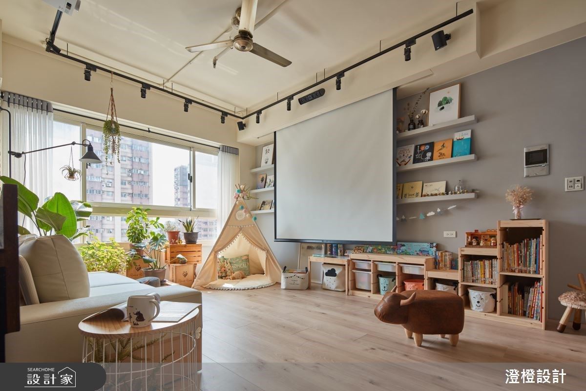 電視牆變童書收納區！北歐親子宅白天當綠色書店，晚上變家庭影廳