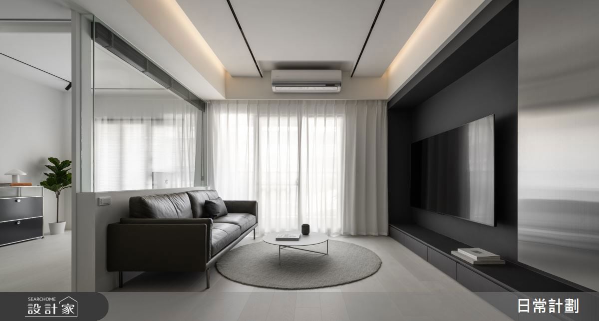 黑白灰譜寫生活的極簡篇章，15坪現代宅以玻璃隔間讓生活隔而不斷