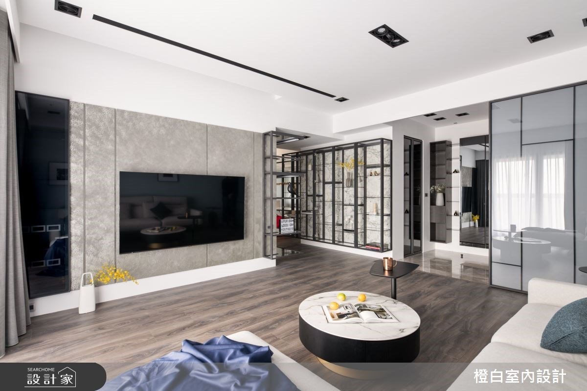 層層堆疊的黑白灰混搭風！玻璃展示櫃、開放式餐廚與更衣室，讓一家四口...