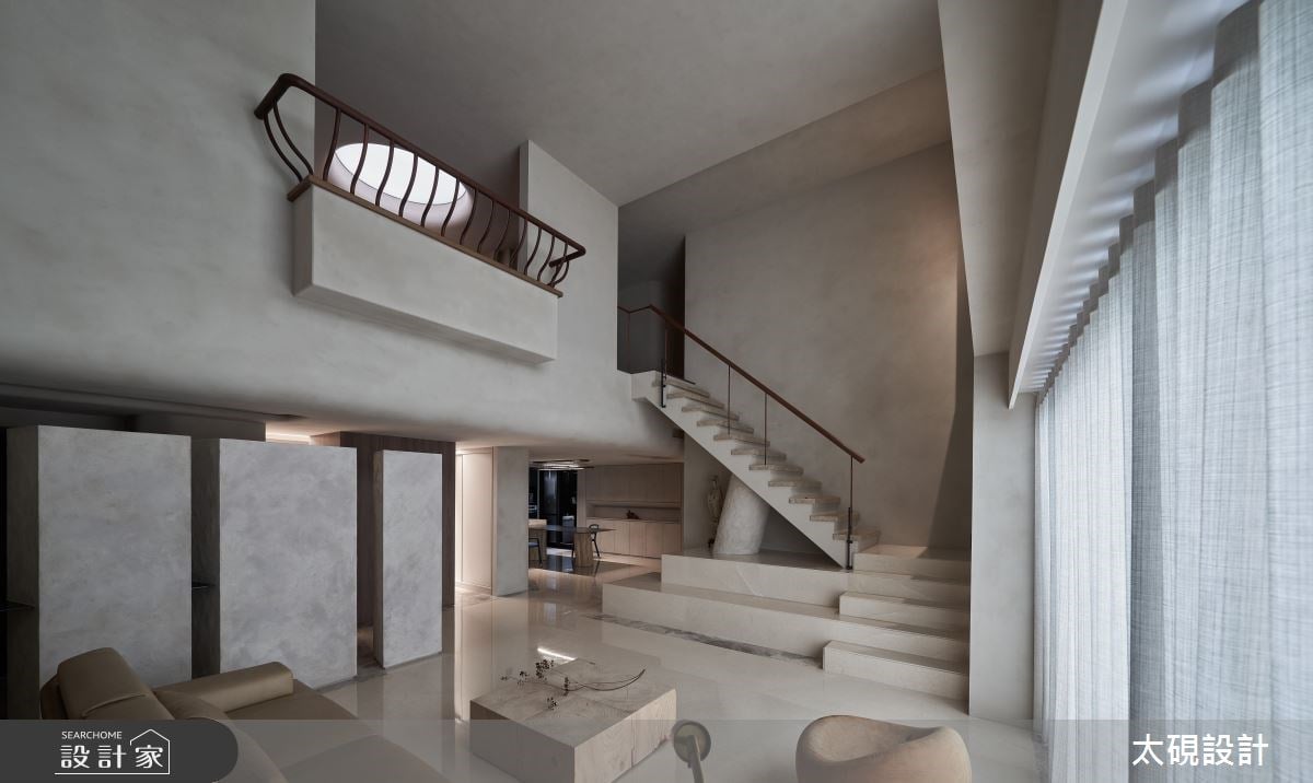 80 坪老樓中樓翻新成大人樹屋！收納櫃排列創造回字動線、科技燈膜模擬洞...