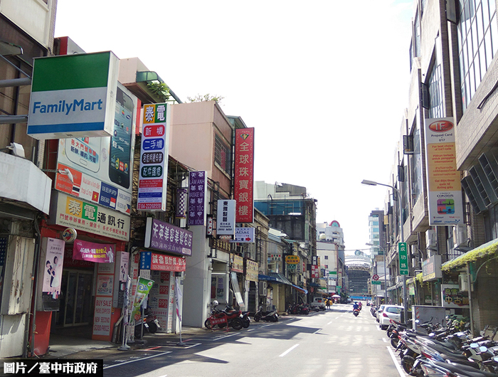 美化東協廣場  台中市府整頓雜亂招牌