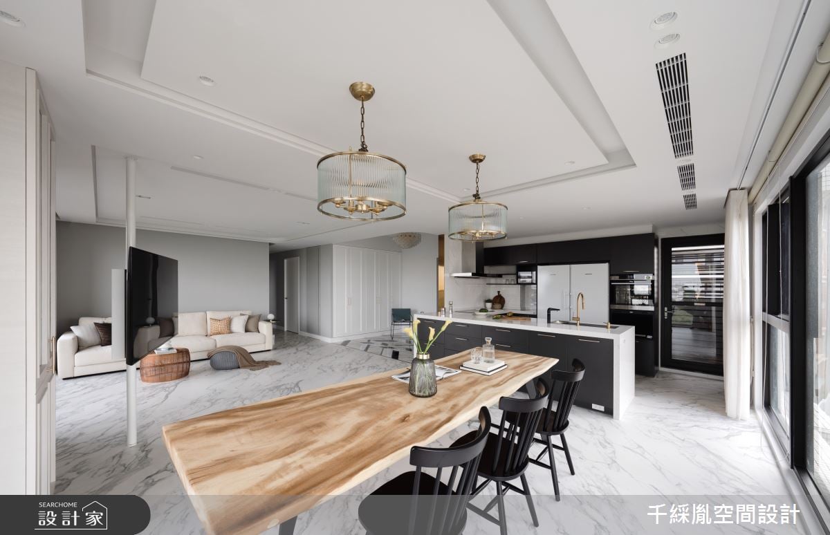 從零到一毛胚改造美式宅！懸掛電視顯輕盈紓壓，大中島餐廚讓家洋溢笑聲不斷