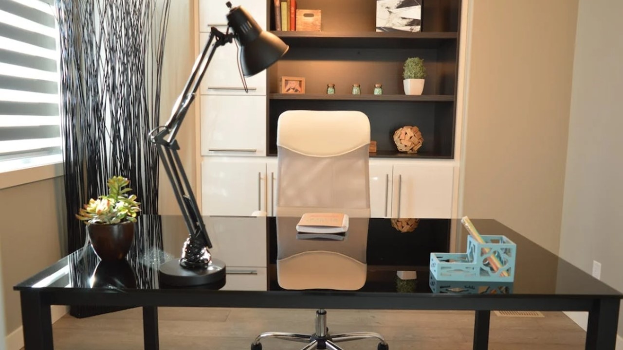 一張椅子價格「能買2支iPhone」他傻眼 內行人笑：坐過回不去