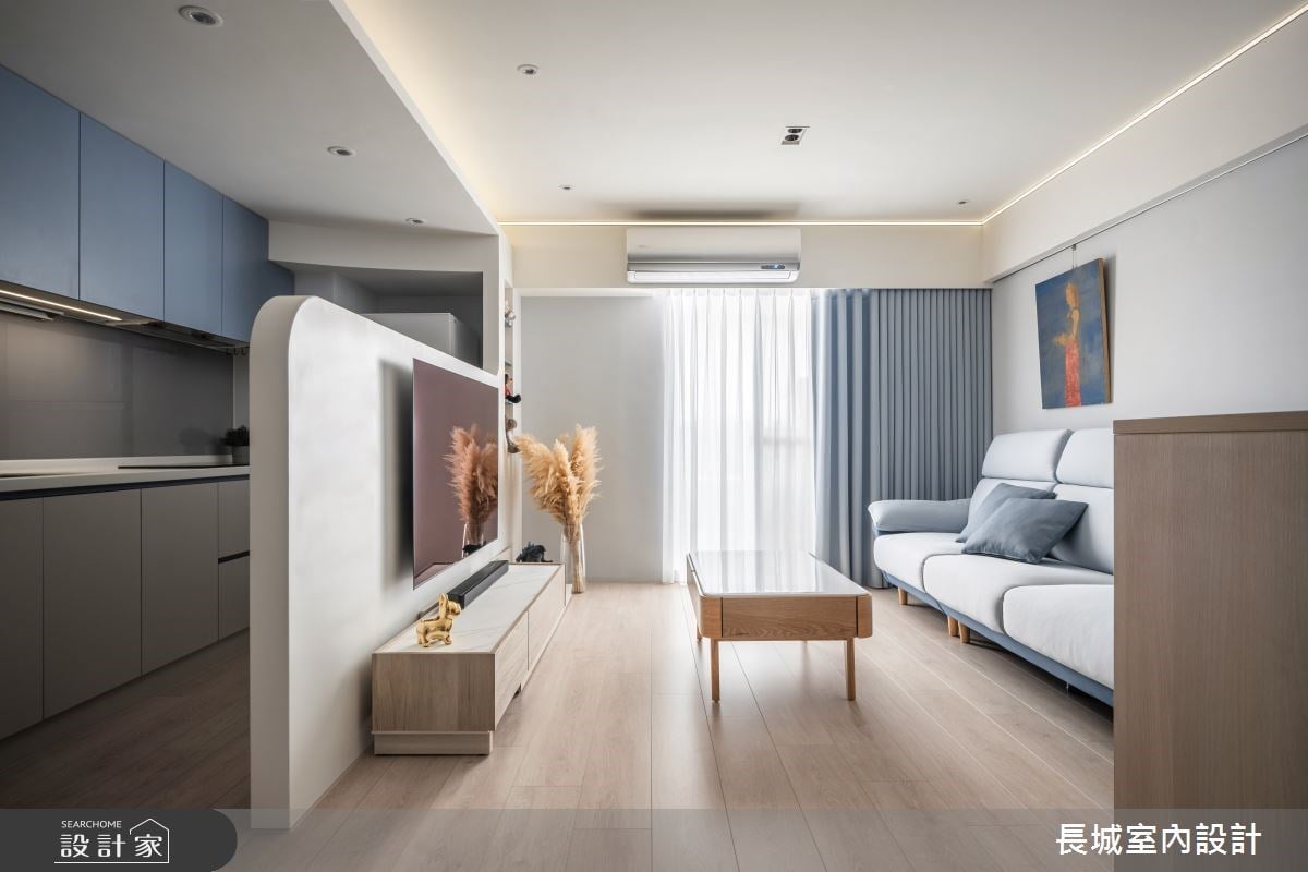 28 坪老屋逆齡翻新計畫！半高電視牆自定義客廳與餐廚，同時保有視線與採...