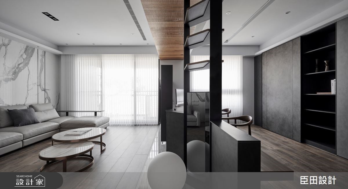 黑白灰的無壓配色法！加入半高電視牆、隱藏收納，打造親子宅的簡約現代風
