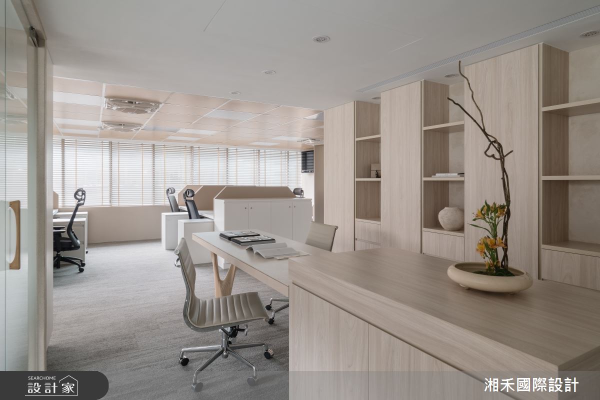 老屋蛻變日式混搭風辦公室！揉合木質調與特殊漆的漸層視覺，倍感舒心療...