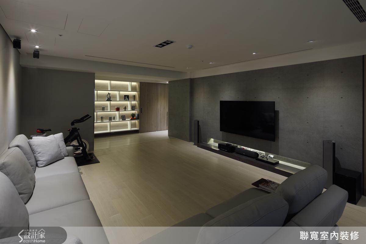 用灰色與白色，展現主人的極簡優雅