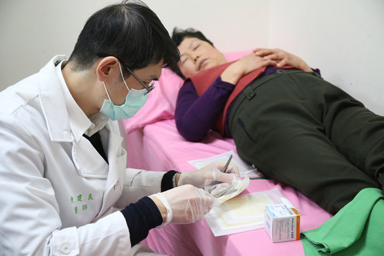 傷口達人獨步全球　減輕病人換藥痛苦