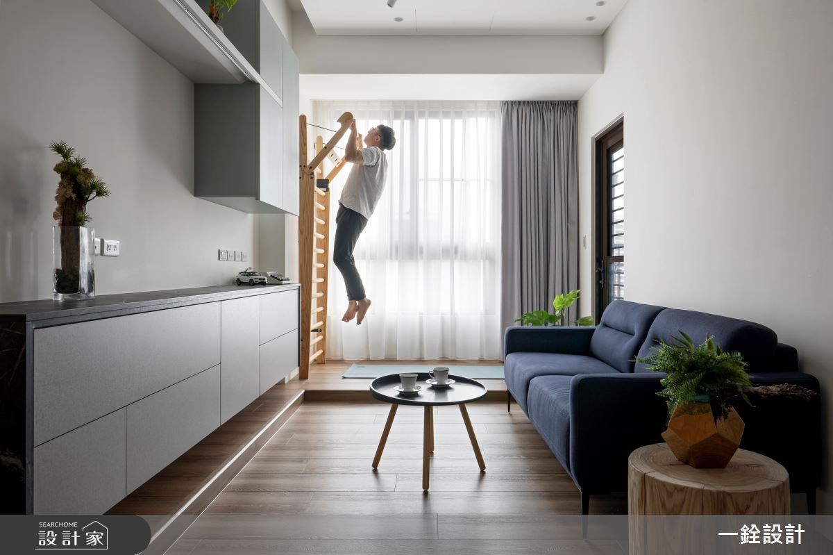 瑜珈老師的療育所在！架高櫃體創造「微下沉式客廳」，隱藏式餐桌完全釋...