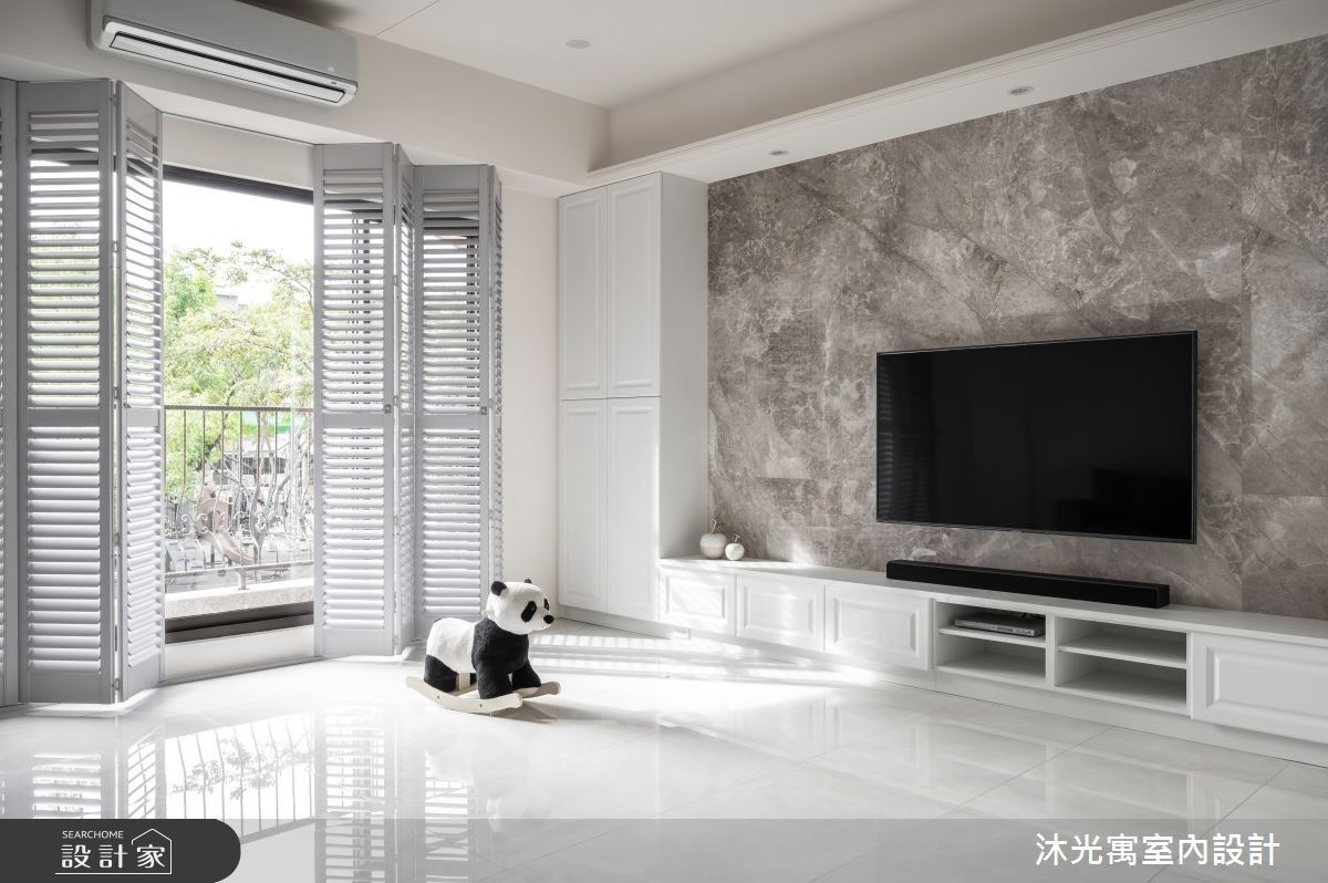 都會裡最純淨的光采！木百葉摺門迎暖陽，照亮白淨美式透天厝